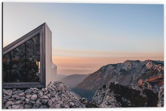 WallClassics - Dibond - Gebouw op top van een Berg - 60x40 cm Foto op Aluminium (Wanddecoratie van metaal)