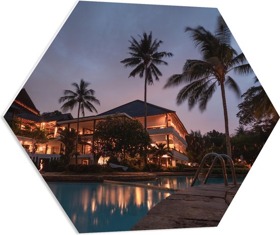 WallClassics - PVC Schuimplaat Hexagon - Hotel met Zwembad in Indonesië - 80x69.6 cm Foto op Hexagon (Met Ophangsysteem)