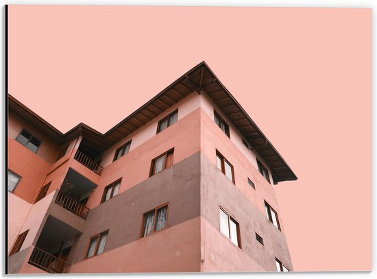 WallClassics - Dibond - Gekleurd Appartement met Roze lucht - 40x30 cm Foto op Aluminium (Met Ophangsysteem)