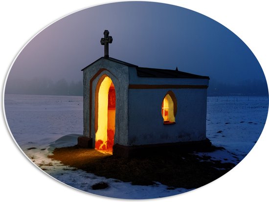 WallClassics - PVC Schuimplaat Ovaal - Kapelletje tussen de Sneeuw - Polen - 56x42 cm Foto op Ovaal (Met Ophangsysteem)