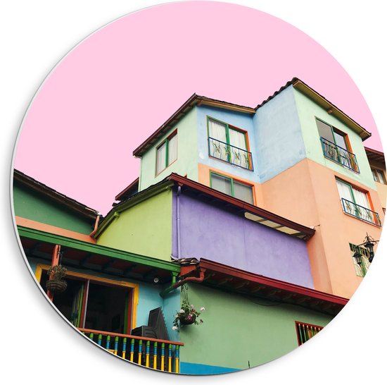 WallClassics - PVC Schuimplaat Muurcirkel - Gekleurde Huizen met Roze achtergrond - 40x40 cm Foto op Muurcirkel (met ophangsysteem)