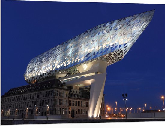WallClassics - PVC Schuimplaat- Havenhuis - Antwerpen - 100x75 cm Foto op PVC Schuimplaat