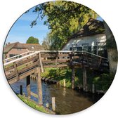 Dibond Muurcirkel - Bruggetje over Sloot naar Nederlandse Woning - 50x50 cm Foto op Aluminium Muurcirkel (met ophangsysteem)