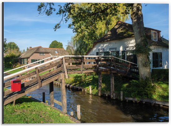 Dibond - Bruggetje over Sloot naar Nederlandse Woning - 40x30 cm Foto op Aluminium (Met Ophangsysteem)