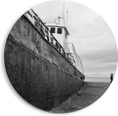 WallClassics - PVC Schuimplaat Muurcirkel - Zijkant van Groot Schip in Zwart Wit - 40x40 cm Foto op Muurcirkel (met ophangsysteem)