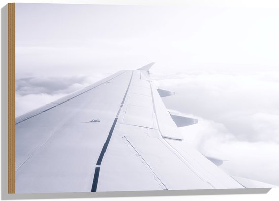 WallClassics - Hout - Witte Vliegtuigvleugel in Witte Wolken - 75x50 cm - 9 mm dik - Foto op Hout (Met Ophangsysteem)