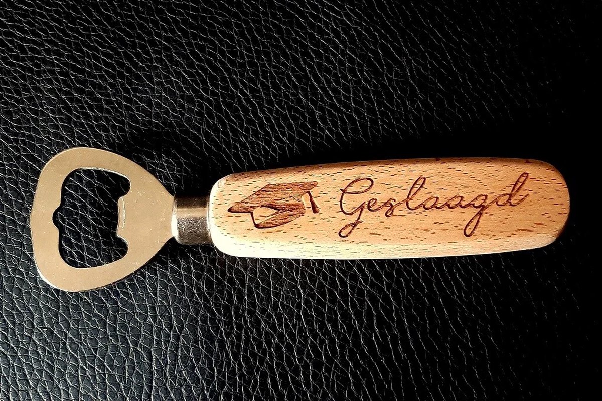 Schubie - Houten Flesopener Geslaagd met pet - Cadeau - Bieropener - Flessenopener