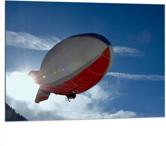 WallClassics - Dibond - Zeppelin bij Zon en Wolken - 100x75 cm Foto op Aluminium (Met Ophangsysteem)