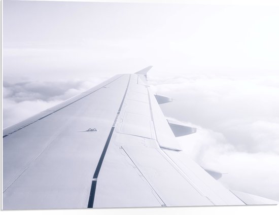 WallClassics - PVC Schuimplaat- Witte Vliegtuigvleugel in Witte Wolken - 80x60 cm Foto op PVC Schuimplaat