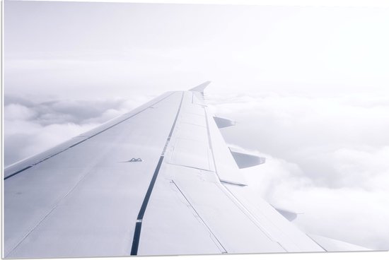 WallClassics - PVC Schuimplaat - Witte Vliegtuigvleugel in Witte Wolken - 90x60 cm Foto op PVC Schuimplaat (Met Ophangsysteem)