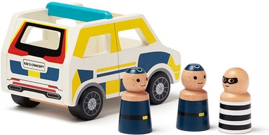 Witte speelgoed politieauto met blauwe en gele strepen, en drie houten poppetjes: twee agenten en een boef.