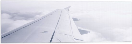 WallClassics - Vlag - Witte Vliegtuigvleugel in Witte Wolken - 90x30 cm Foto op Polyester Vlag