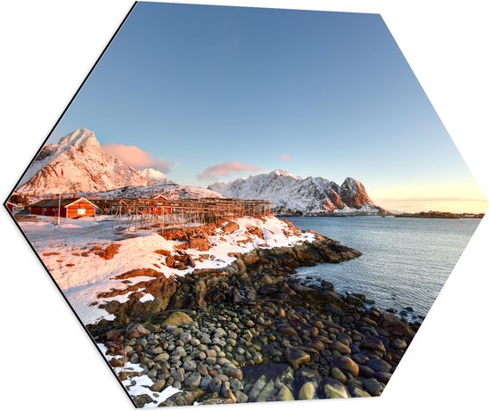 Dibond Hexagon - Prachtig Sneeuwlandschap aan het Stromende Water in Noorwegen - 70x60.9 cm Foto op Hexagon (Met Ophangsysteem)