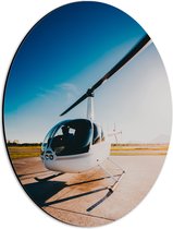 WallClassics - Dibond Ovaal - Witte Helikopter op het Land - 30x40 cm Foto op Ovaal (Met Ophangsysteem)
