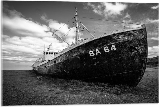 WallClassics - Acrylglas - Zwart Gestrand Schip - Zwart Wit - 75x50 cm Foto op Acrylglas (Wanddecoratie op Acrylaat)