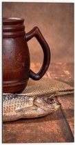 Dibond - Oude Klassieke Bruine Mok met Vis op Houten Tafel - 50x100 cm Foto op Aluminium (Met Ophangsysteem)