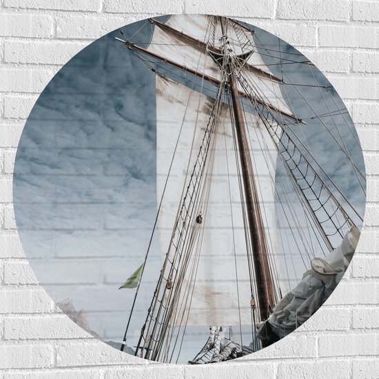 WallClassics - Muursticker Cirkel - Zeilboot op Oceaan - 100x100 cm Foto op Muursticker