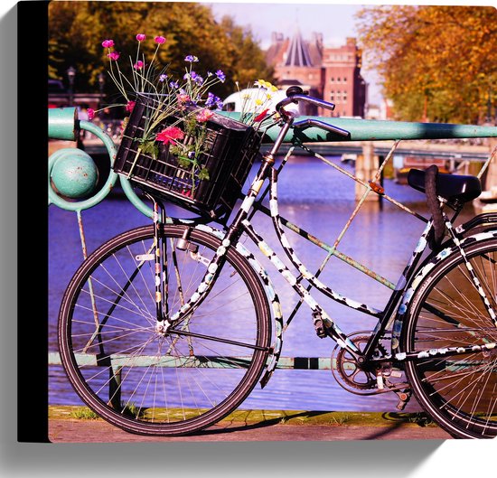 WallClassics - Canvas - Zwarte bloementjes Fiets voor Blauw Hek bij het Water - 30x30 cm Foto op Canvas Schilderij (Wanddecoratie op Canvas)