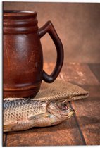 Dibond - Oude Klassieke Bruine Mok met Vis op Houten Tafel - 50x75 cm Foto op Aluminium (Met Ophangsysteem)