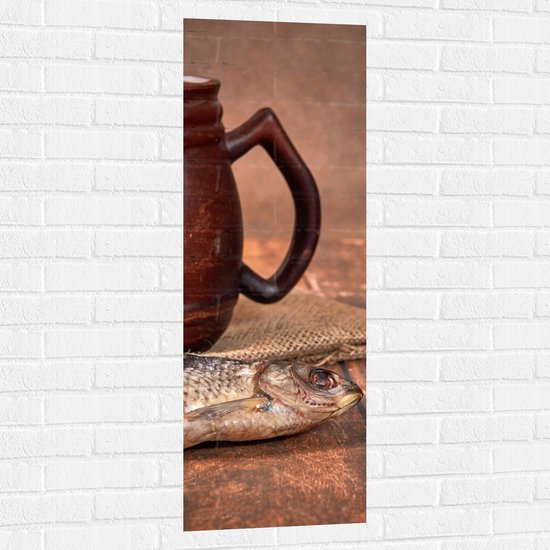 Muursticker - Oude Klassieke Bruine Mok met Vis op Houten Tafel - 40x120 cm Foto op Muursticker
