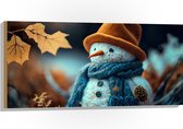 Hout - Sneeuwpop met Bruine Hoed en Blauwe Sjaal tussen de Herfstbladeren - 100x50 cm - 9 mm dik - Foto op Hout (Met Ophangsysteem)