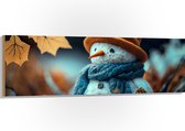 Hout - Sneeuwpop met Bruine Hoed en Blauwe Sjaal tussen de Herfstbladeren - 150x50 cm - 9 mm dik - Foto op Hout (Met Ophangsysteem)
