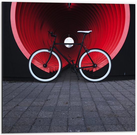 WallClassics - Dibond - Zwart met Witte Fiets geparkeerd voor Oranje Tunnel - 50x50 cm Foto op Aluminium (Met Ophangsysteem)