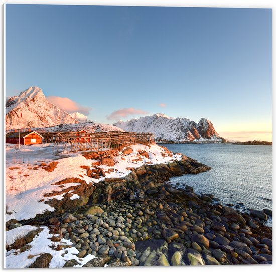 PVC Schuimplaat- Prachtig Sneeuwlandschap aan het Stromende Water in Noorwegen - 50x50 cm Foto op PVC Schuimplaat