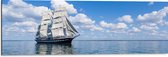 WallClassics - Dibond - Zeilschip op Zee - 90x30 cm Foto op Aluminium (Met Ophangsysteem)