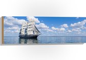 WallClassics - Hout - Zeilschip op Zee - 90x30 cm - 9 mm dik - Foto op Hout (Met Ophangsysteem)