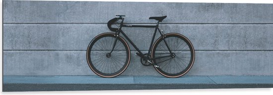 WallClassics - Dibond - Zwarte Fiets tegen Grijze Muur - 120x40 cm Foto op Aluminium (Wanddecoratie van metaal)