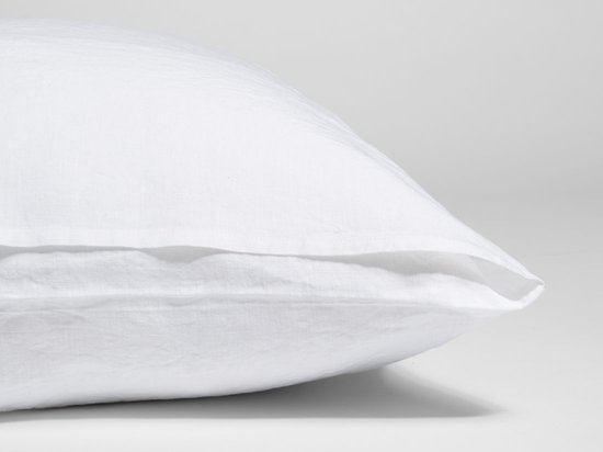 Close-up van een wit linnen kussensloop met een open flap.