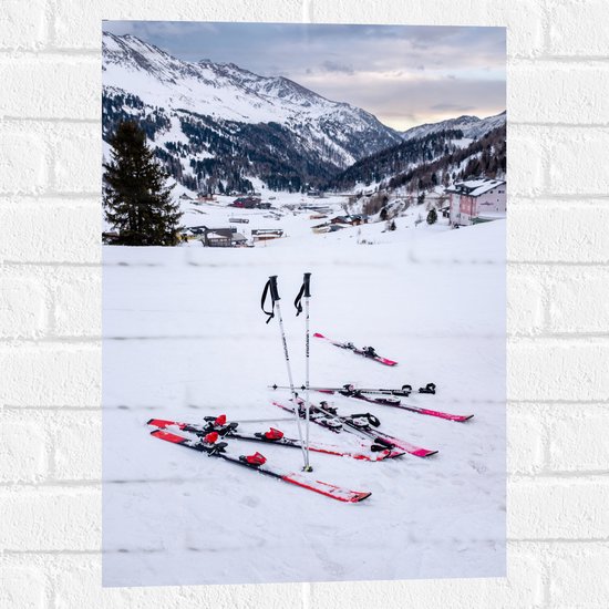 WallClassics - Muursticker - Skielatten in de Sneeuw - 40x60 cm Foto op Muursticker