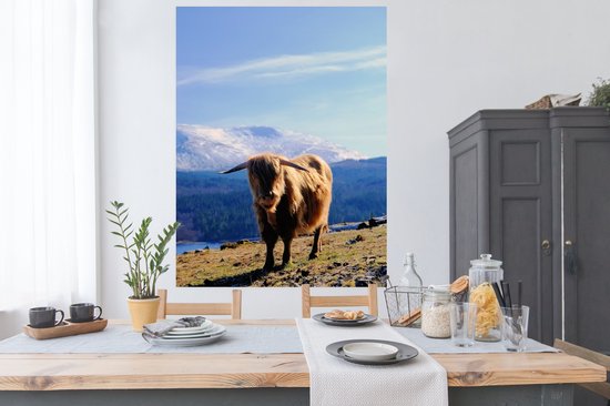Poster Highlander écossais avec vue montagneuse 120x160 cm - Tirage photo sur Poster (décoration murale salon / chambre) / Poster Animaux sauvages XXL / Groot format!