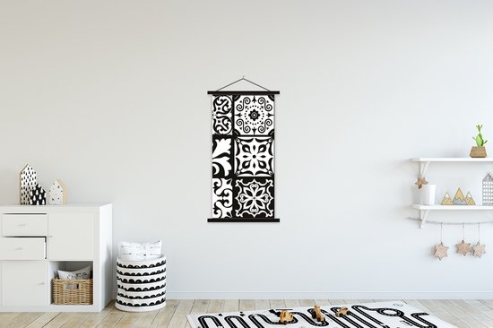 Posterhanger incl. Poster 60x120 cm - Schoolplaat - Patronen - Zwart - Wit - Bloemen - Abstract - Textielposter - Zwarte latten