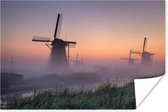 Brouillard aux moulins à vent hollandais de Kinderdijk lors d'un lever de soleil Poster 90x60 cm - Tirage photo sur Poster (décoration murale salon / chambre)