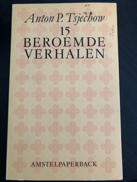 Boekomslag met tekst 'Anton P. Tsjechow 15 BEROEMDE VERHALEN AMSTELPAPERBACK' op een crème achtergrond met een herhalend patroon van kleine roze klavertjes vier.