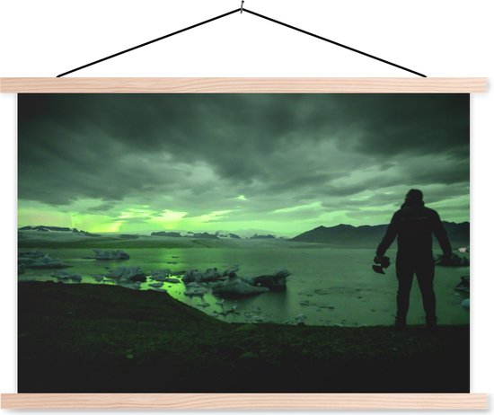 Posterhanger incl. Poster - Schoolplaat - Noorderlicht - Natuur - Man - IJsland - 150x100 cm - Blanke latten