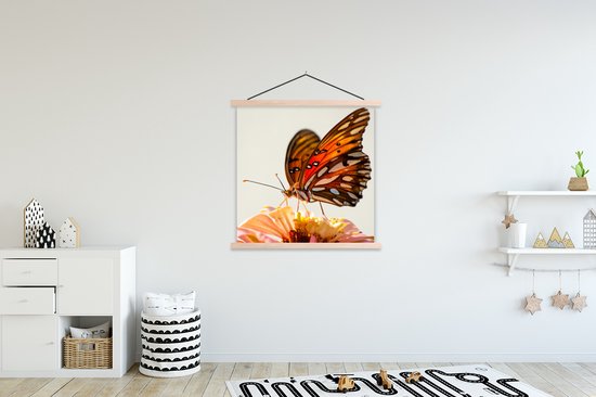 Posterhanger incl. Poster 120x120 cm - Schoolplaat - Vlinder - Oranje - Bloem - Insecten - Textielposter - Blanke latten
