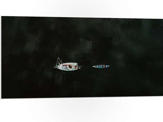 WallClassics - PVC Schuimplaat - Bovenaanzicht van Twee Bootjes op Donkerkleurig Meer - 100x50 cm Foto op PVC Schuimplaat (Met Ophangsysteem)