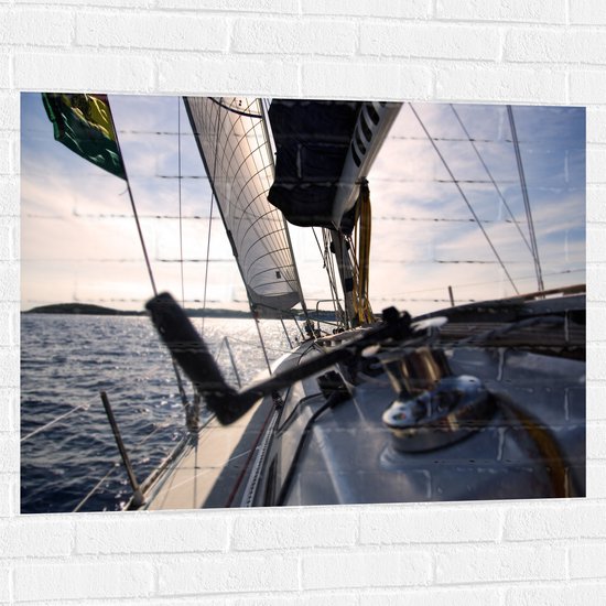 WallClassics - Muursticker - Dek van Witte Boot op de Grote Zee - 100x75 cm Foto op Muursticker