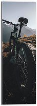 WallClassics - Dibond - Geparkeerde Mountainbikefiets in Berglandschap - 20x60 cm Foto op Aluminium (Met Ophangsysteem)