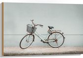 WallClassics - Hout - Fiets geparkeerd bij Grijze Muur - 90x60 cm - 9 mm dik - Foto op Hout (Met Ophangsysteem)