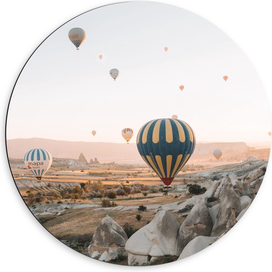WallClassics - Dibond Muurcirkel - Grote Groep Luchtballonnen Vliegend boven Rotsig Landschap - 60x60 cm Foto op Aluminium Muurcirkel (met ophangsysteem)