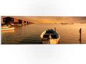 WallClassics - PVC Schuimplaat - Aangemeerde Boot op Kalm Water - 60x20 cm Foto op PVC Schuimplaat (Met Ophangsysteem)