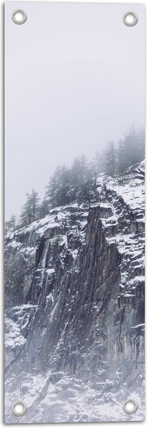 WallClassics - Tuinposter – Besneeuwde Bergen in de Mist - 20x60 cm Foto op Tuinposter (wanddecoratie voor buiten en binnen)