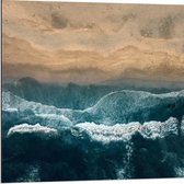 WallClassics - Dibond - Golvende Zee en Strand van Boven - 80x80 cm Foto op Aluminium (Met Ophangsysteem)