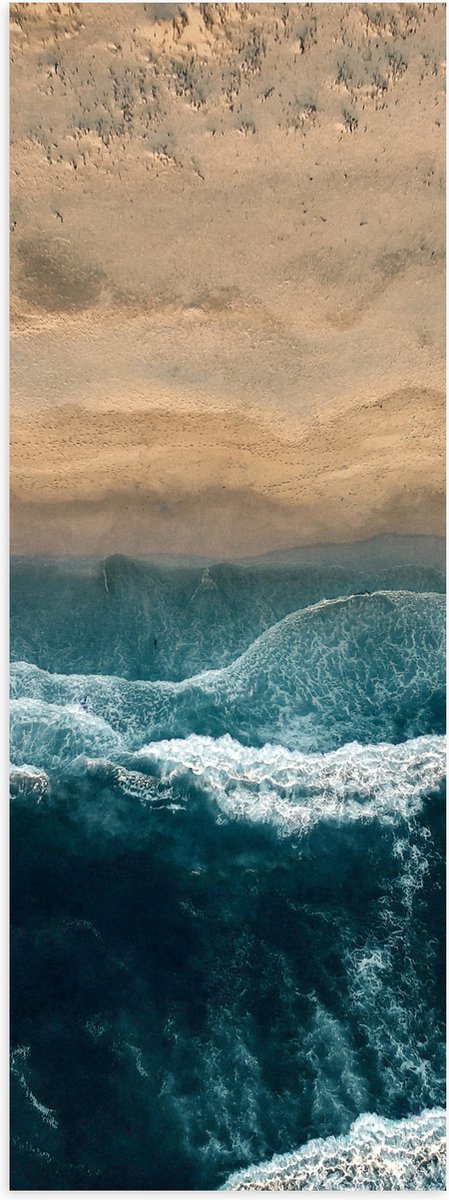 WallClassics - Poster Glanzend – Golvende Zee en Strand van Boven - 50x150 cm Foto op Posterpapier met Glanzende Afwerking - WallClassics