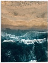 WallClassics - Dibond - Golvende Zee en Strand van Boven - 60x80 cm Foto op Aluminium (Met Ophangsysteem)