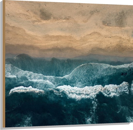 WallClassics - Hout - Golvende Zee en Strand van Boven - 100x100 cm - 9 mm dik - Foto op Hout (Met Ophangsysteem)